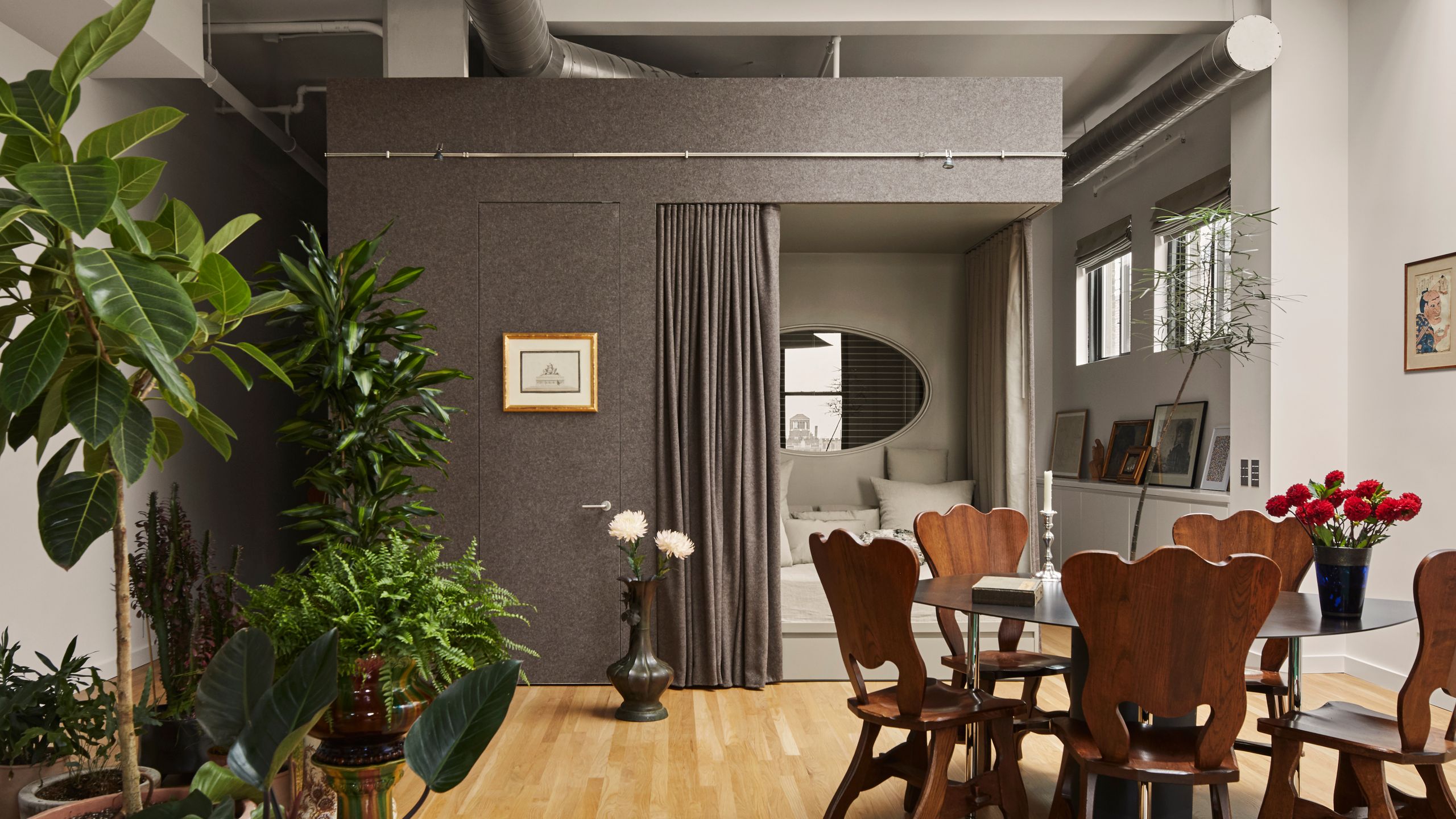 Fának nő a helye: 1300 négyzetlábos loft étkezője!