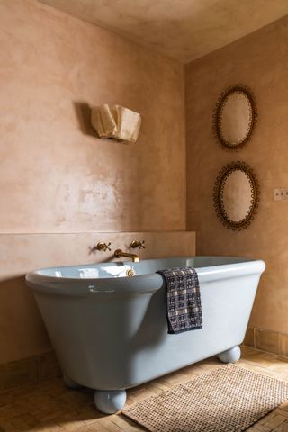 Kék fürdőszoba ötletek: vidám tapétától a titokzatos csempékig!