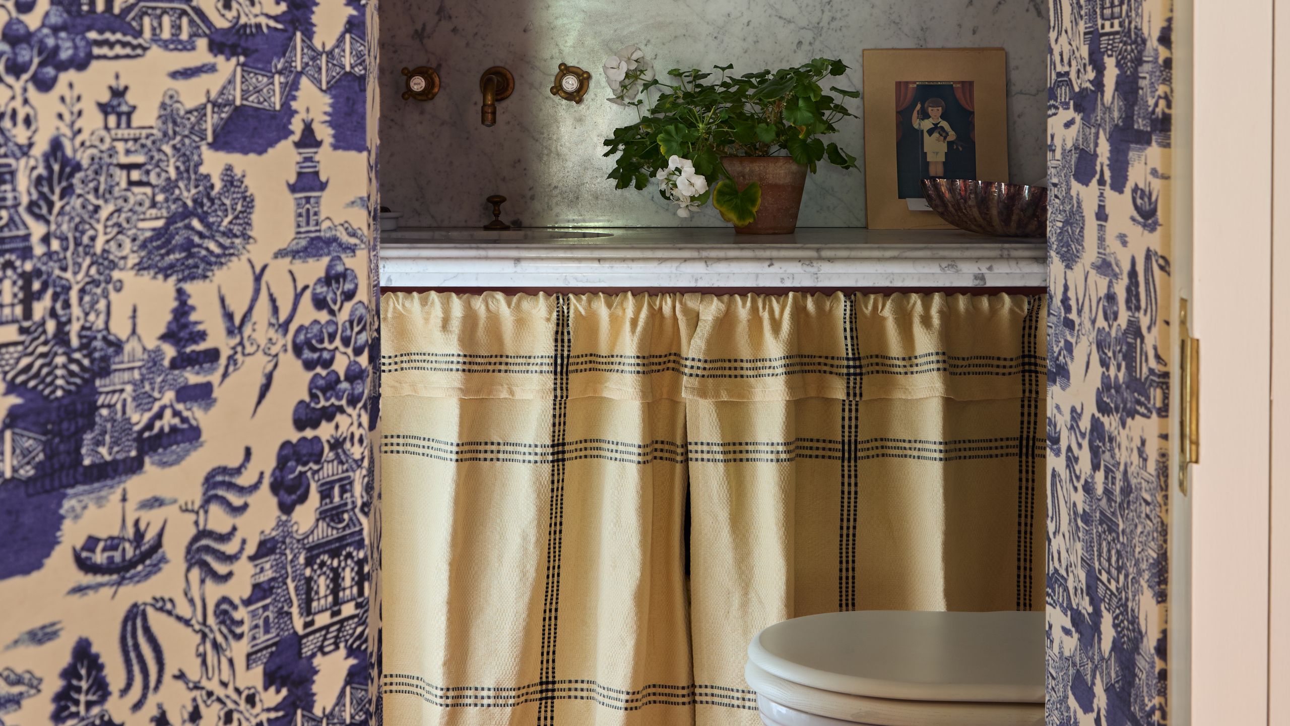 Kis Függöny Trend 2025: Valance és Diszkrét Függönyök!