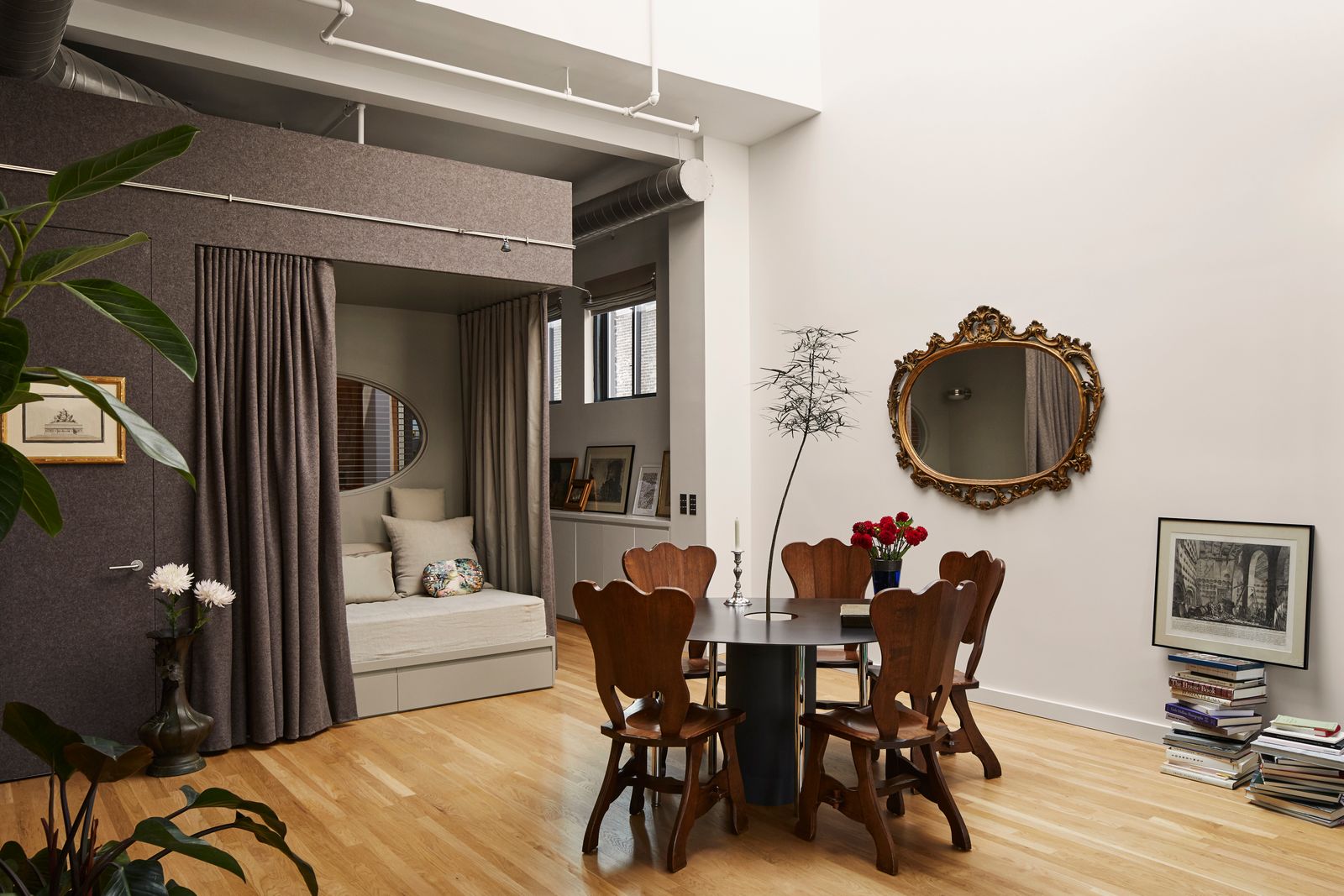Fának nő a helye: 1300 négyzetlábos loft étkezője!