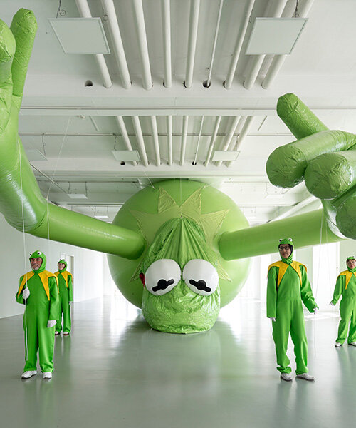 Óriás Kermit béka lebeg a Place Vendôme felett 2025-ben!
