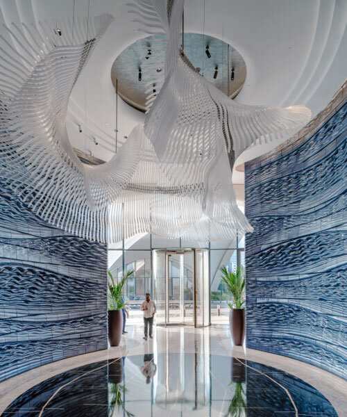 3D nyomtatott kerámia falak hullámszerűen emelkednek Dubai hotelénél