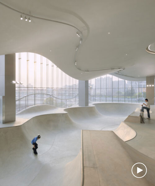 Kanyarodó skatepark lebegő üvegben: lenyűgöző kilátás Sanghajra!