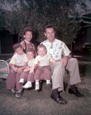 Johnny Carson otthon: A késő esti műsorok királya 15 fotón
