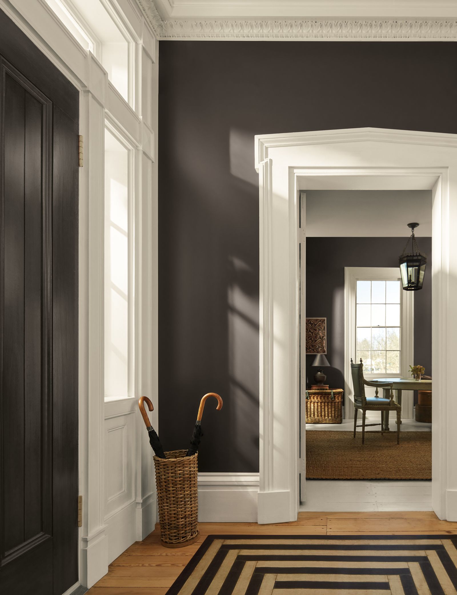 Benjamin Moore 2026 színével a Poros Barna nővére!