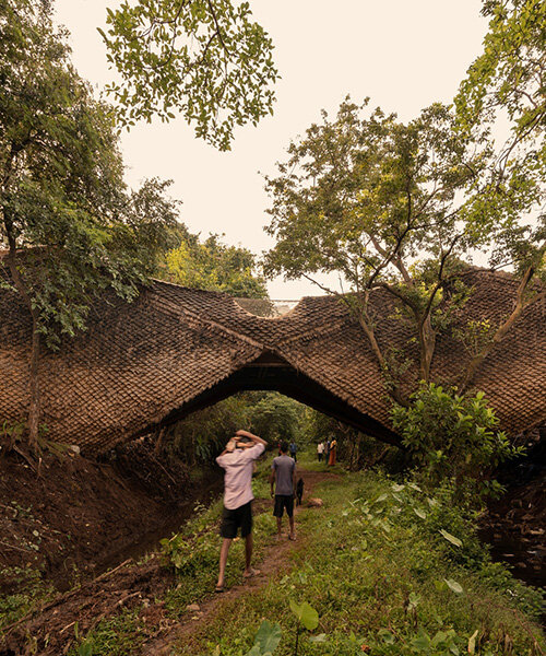 Házszerkezet nádszövetbe burkolva: a