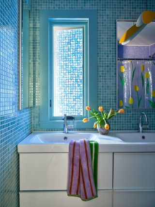 Kék fürdőszoba ötletek: vidám tapétától a titokzatos csempékig!