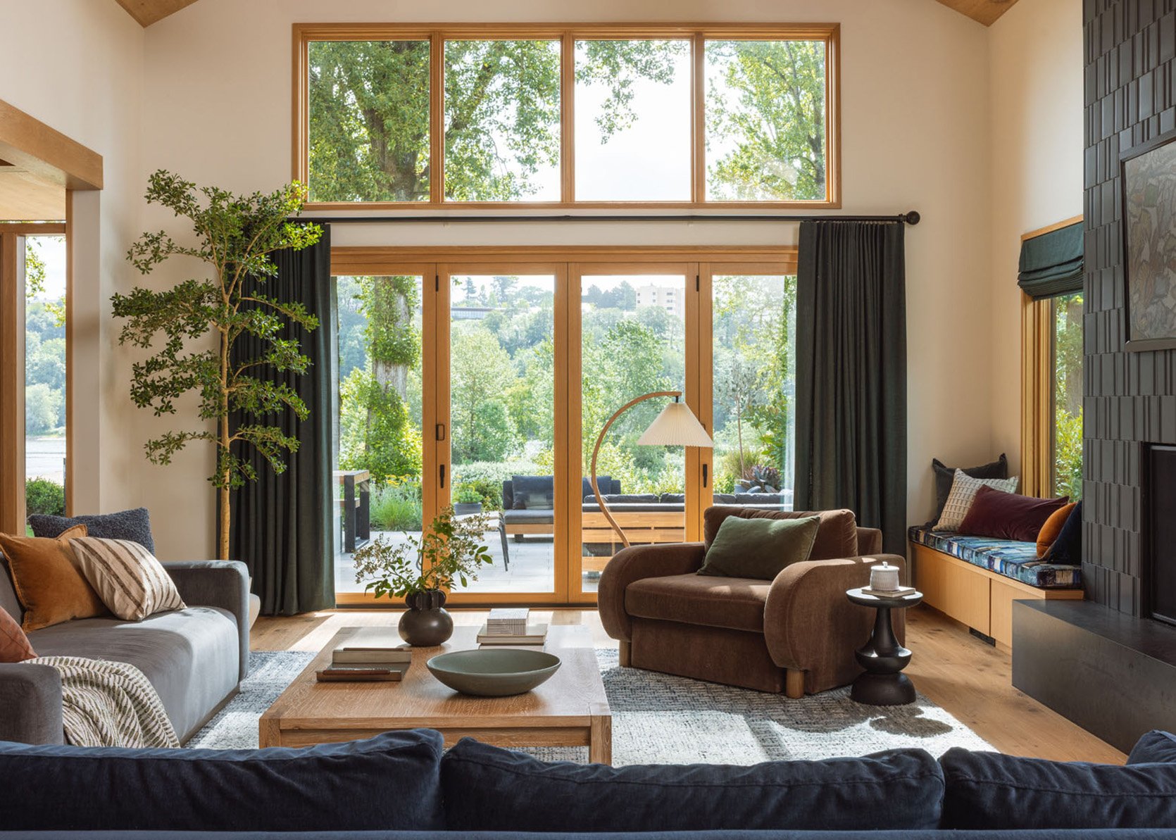 Testvérem folyóparti házának nappalijában TV a csempés kandallón!