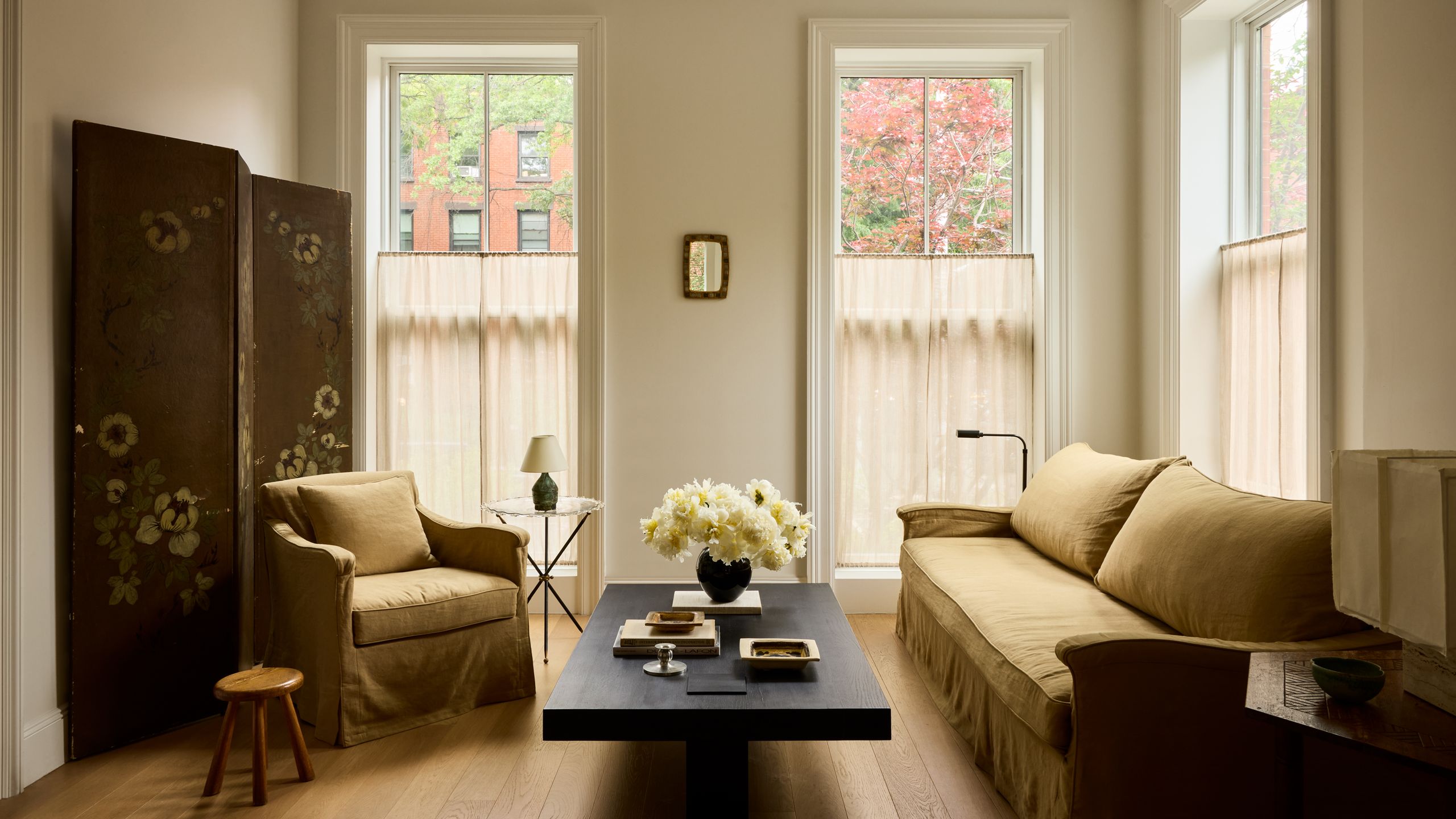 Nyitott polcok osztják meg a brooklyni lakást – utazások stílusban!