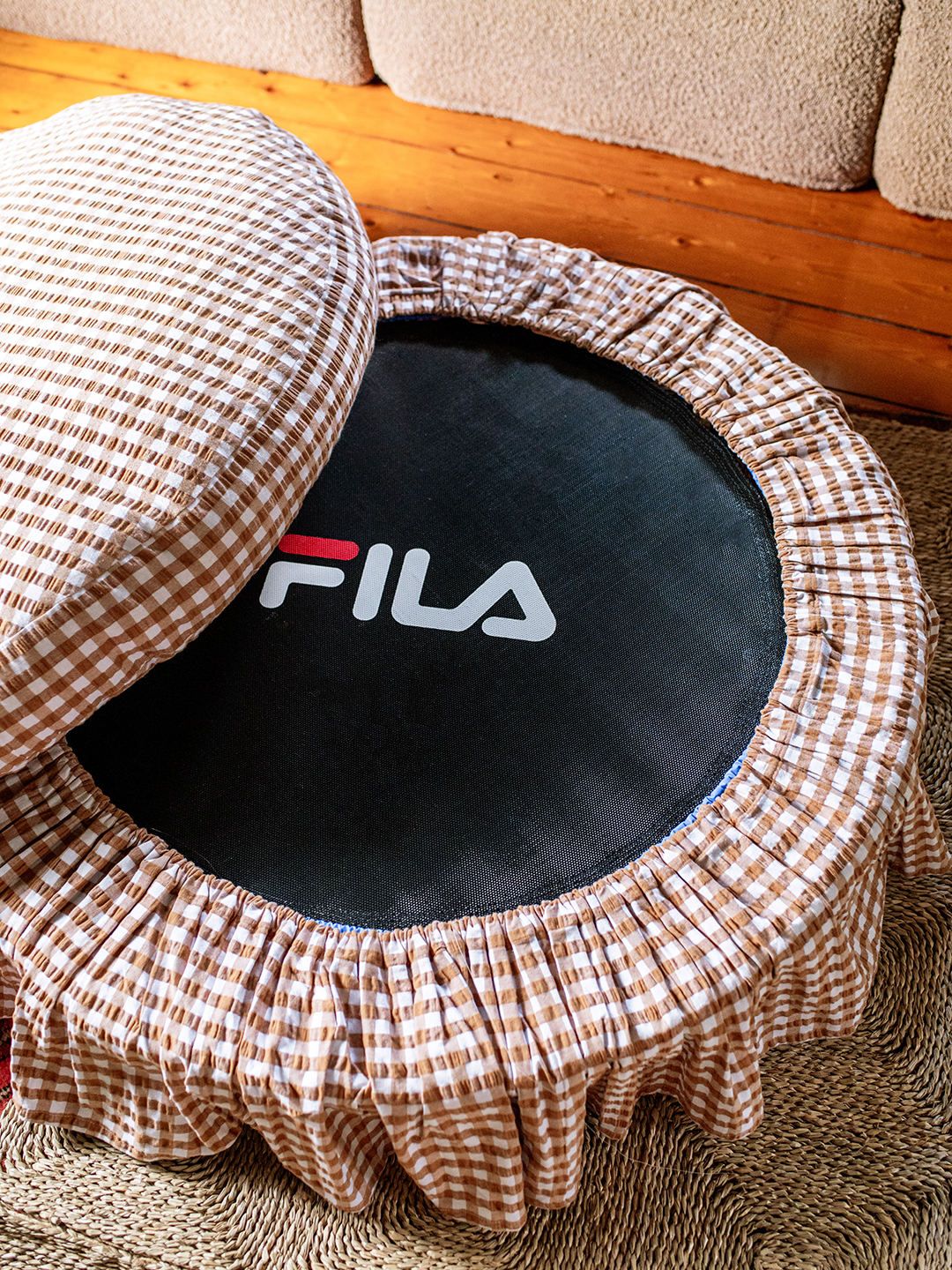 Ruffly Ottoman DIY: Elrejti a gyerekjátékokat!