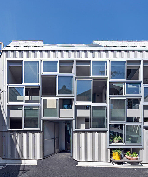 Operálható ablakokkal teli karcsú otthon Oszakában