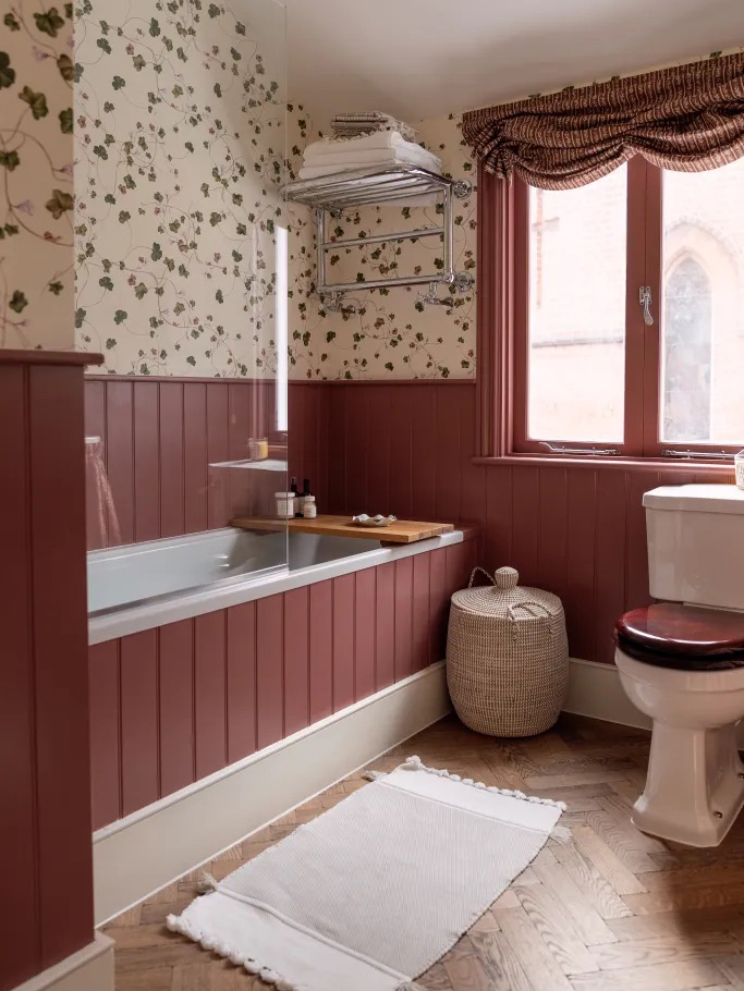 Ez a szín most mindenhol hódít… kivéve a fürdőszobát!