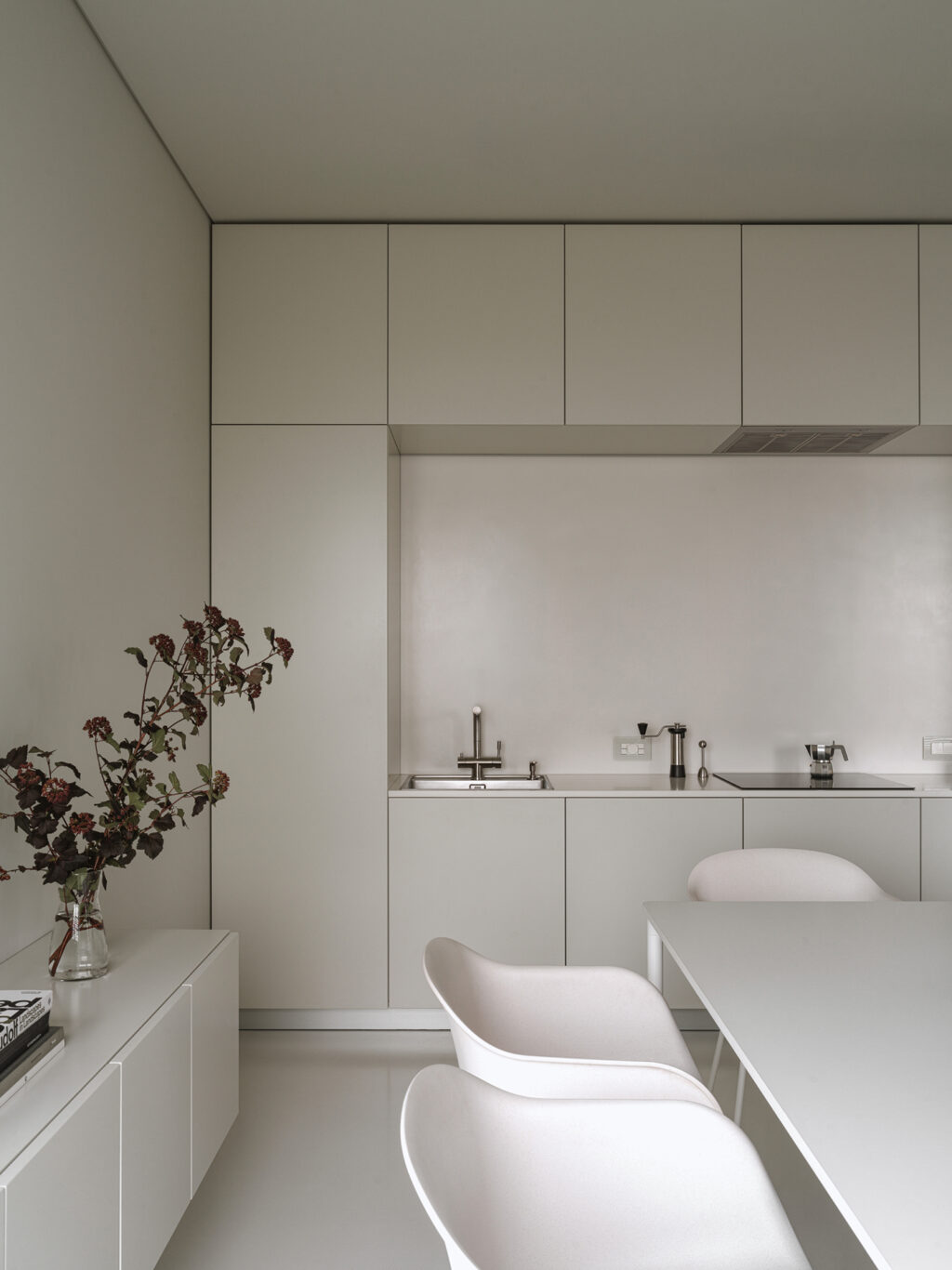 Forma és fény: Nyugtató, modern belső a Geometria Lakásban