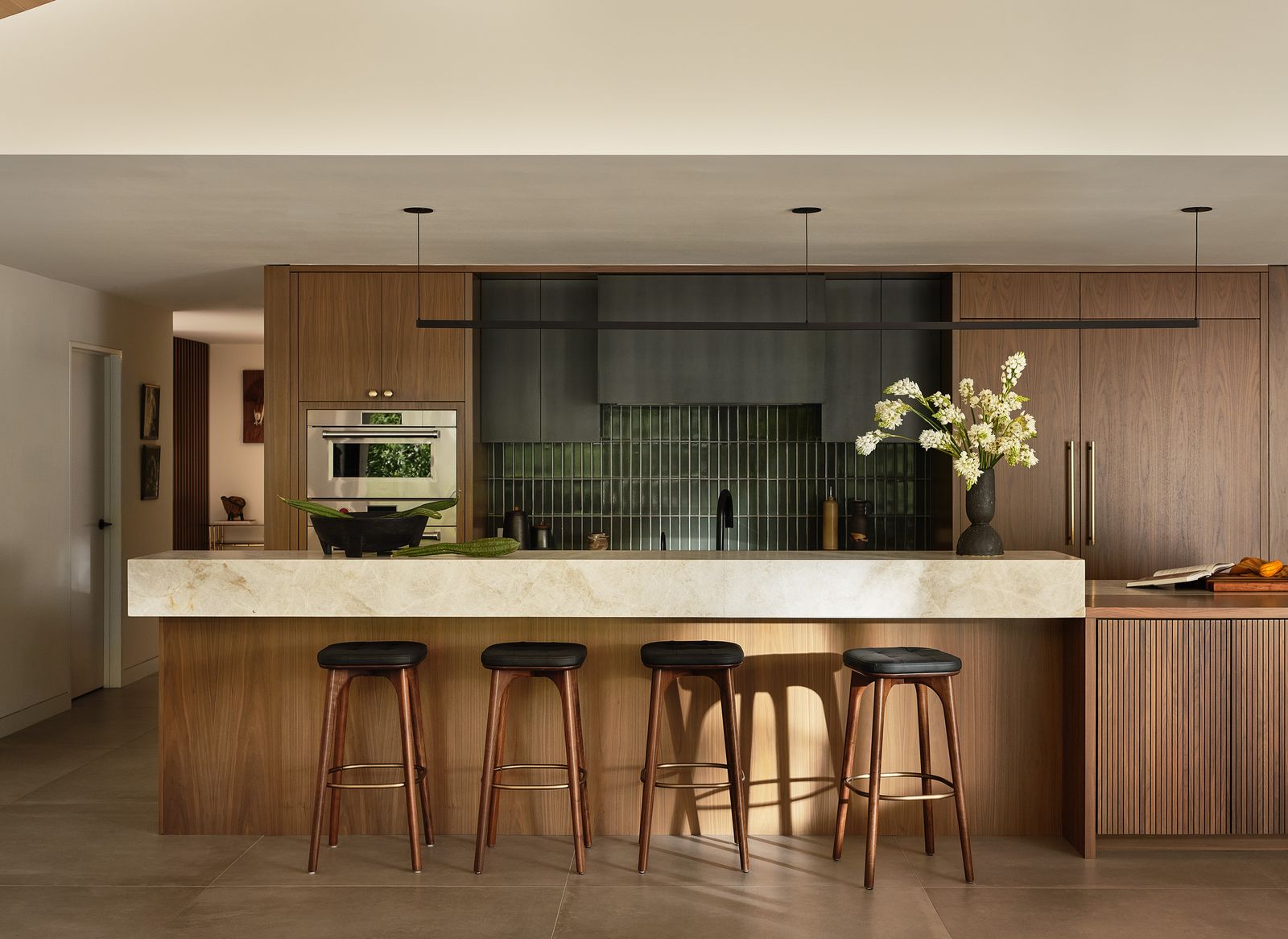 Fali fejtámla köti össze a két franciaágyat egy házban!