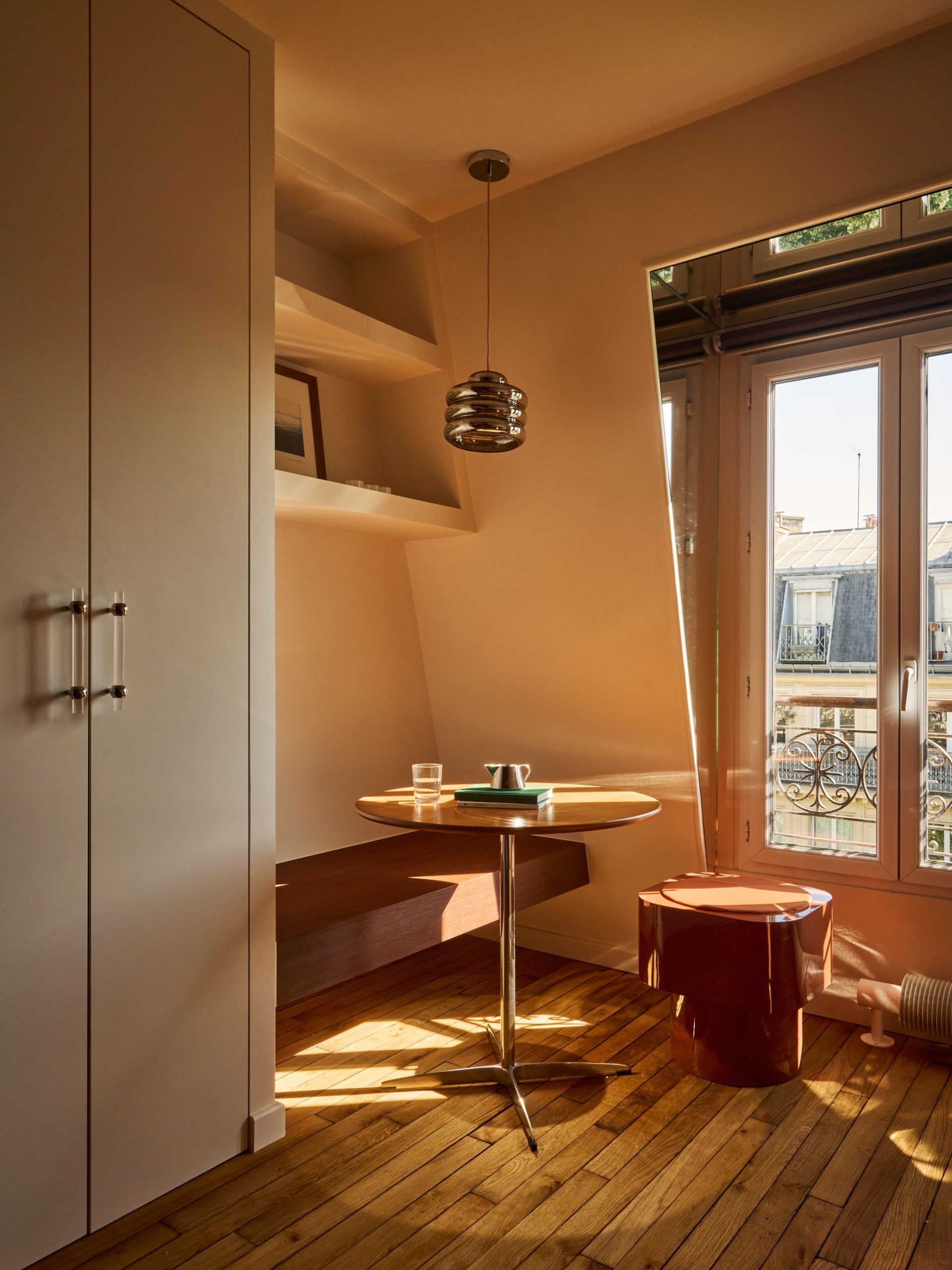 Költséghatékony mahagóni panelekkel tündököl a párizsi padlás!