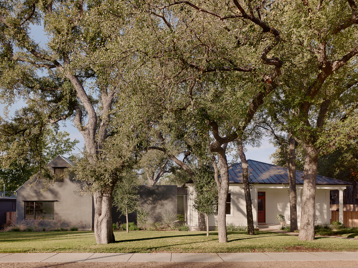 100 éves bungalow és modern fekete bővítmény találkozása!