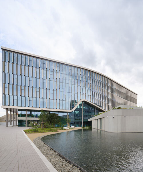 Üvegfüggöny fal borítja Richter Gedeon központját Budapesten