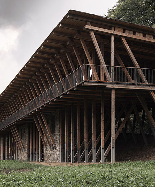 Helyi kő és fa: Fenntartható folyóparti ház Belgiumban