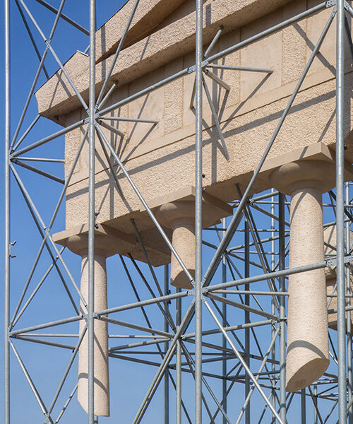 Inverse romlás: Gijs van Vaerenbergh felfüggeszti az ókori templom romjait Dél-Olaszországban