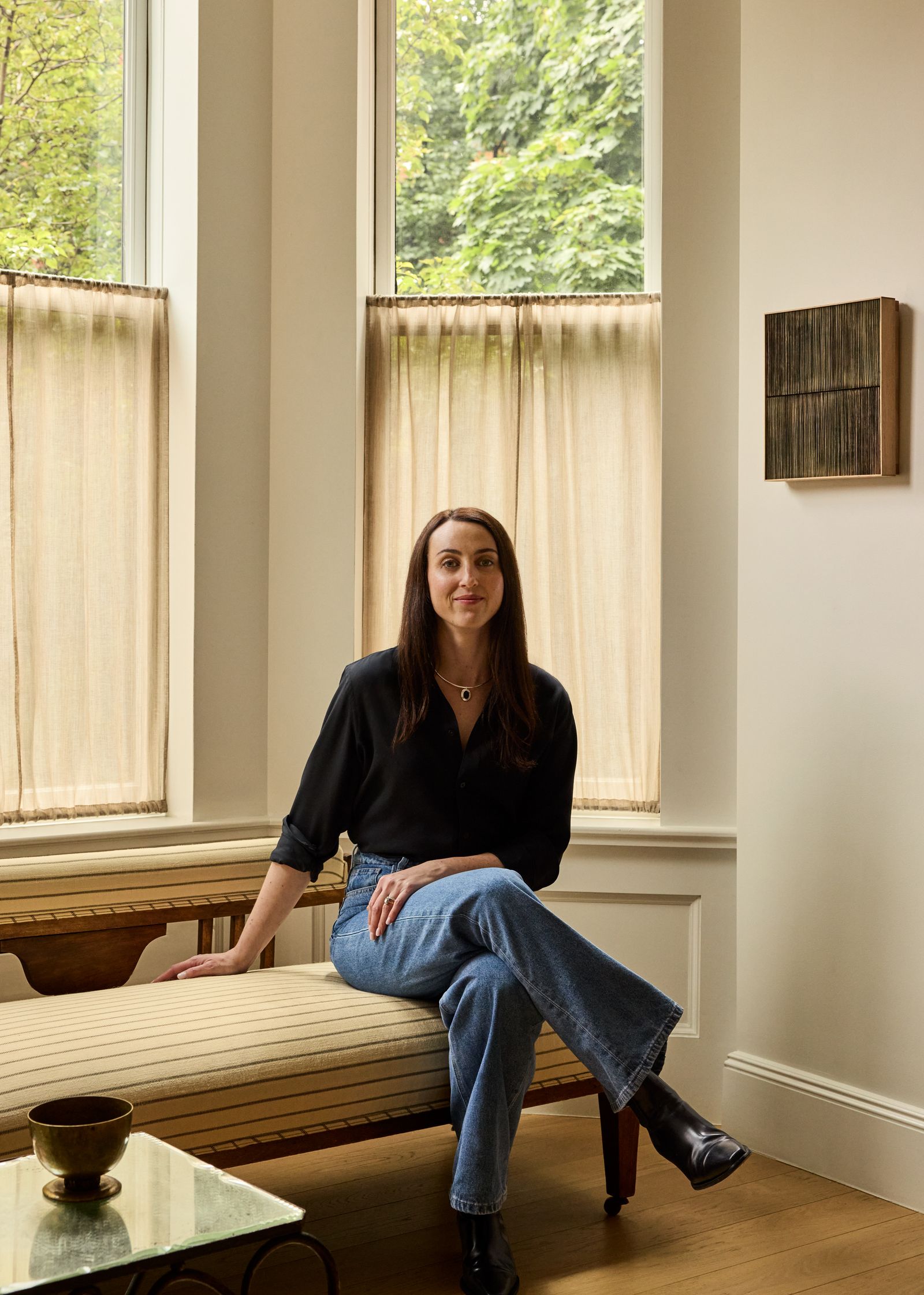 Nyitott polcok osztják meg a brooklyni lakást – utazások stílusban!