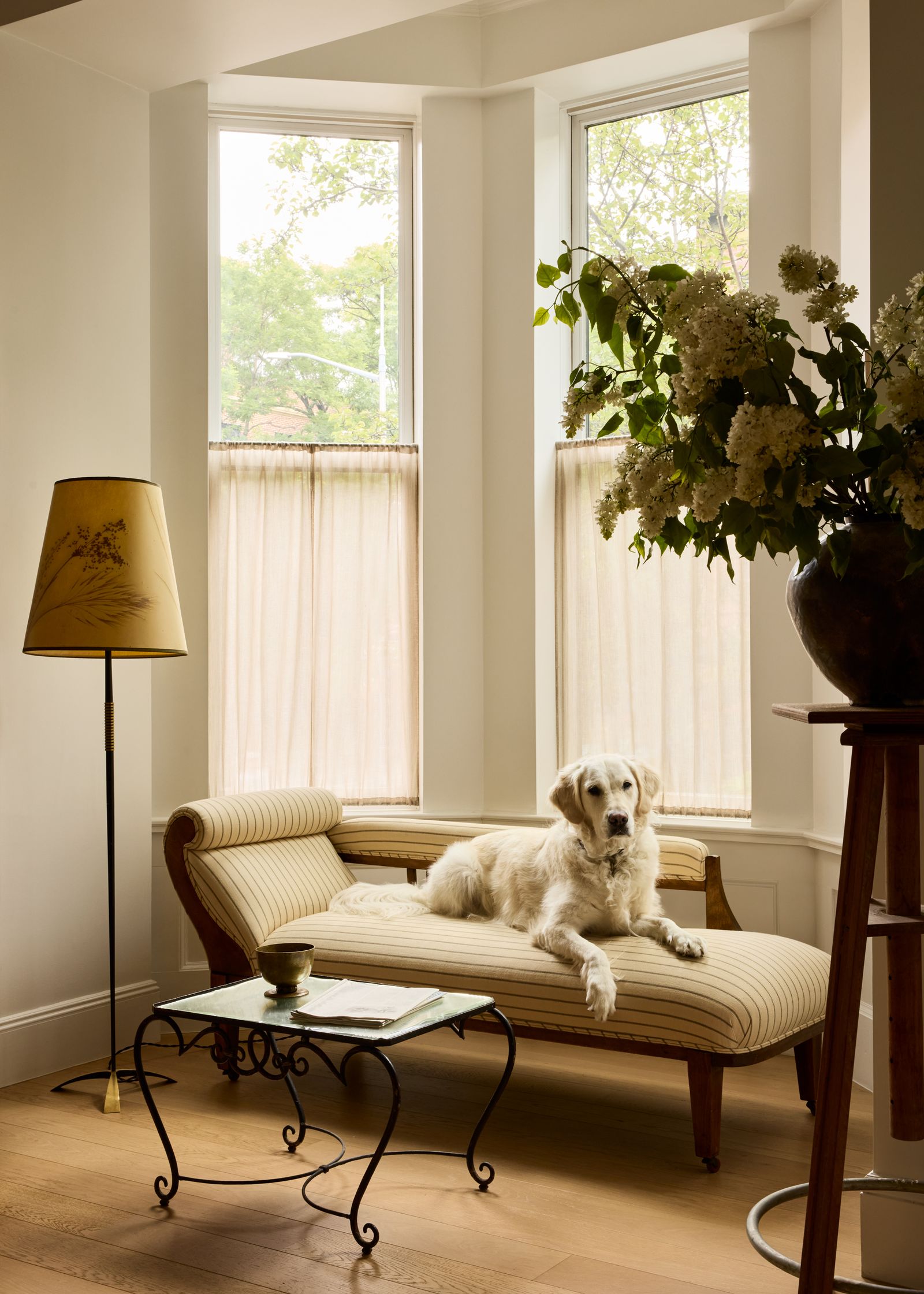 Nyitott polcok osztják meg a brooklyni lakást – utazások stílusban!