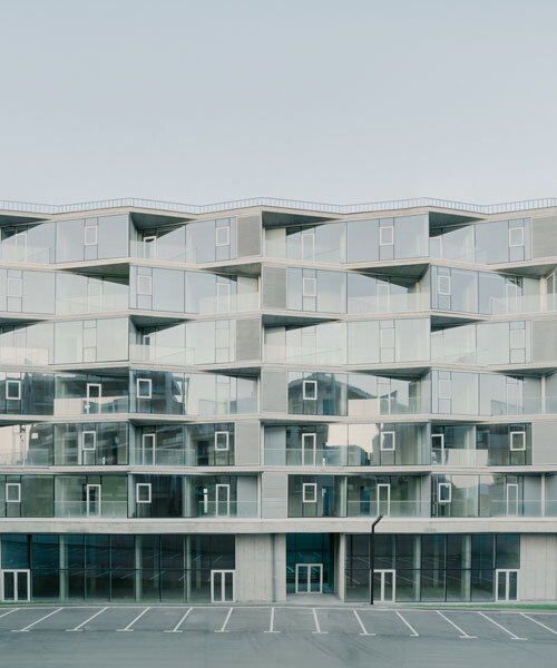 Prizmatikus üveg homlokzat öleli körbe a betonmodult!