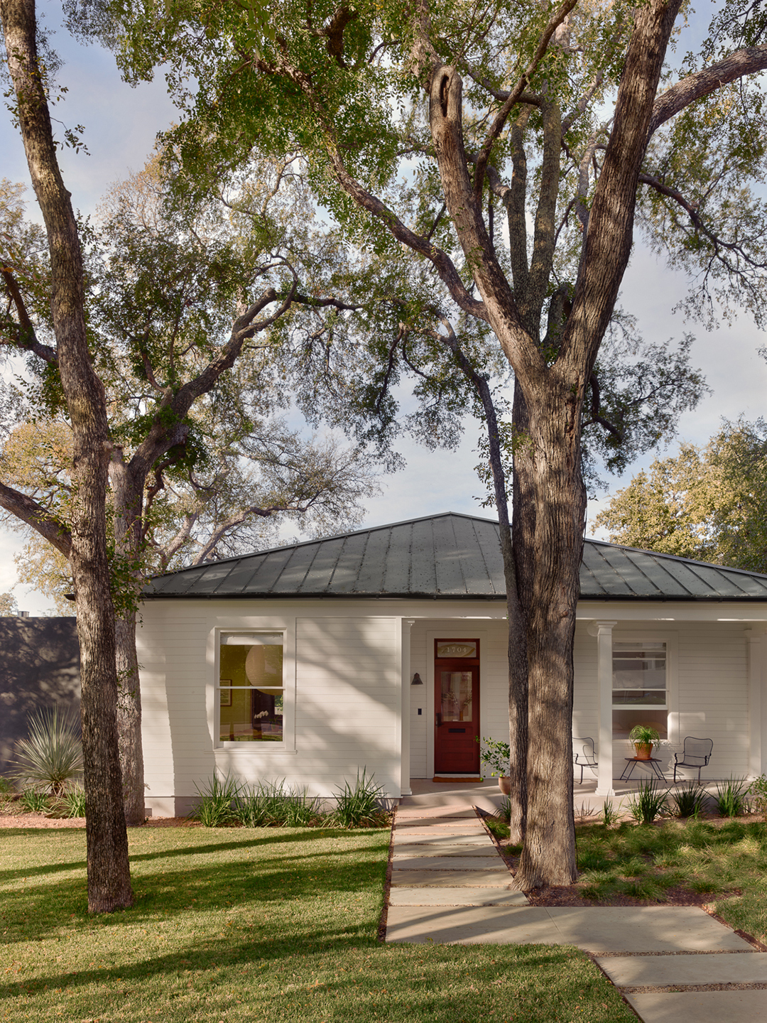 100 éves bungalow és modern fekete bővítmény találkozása!