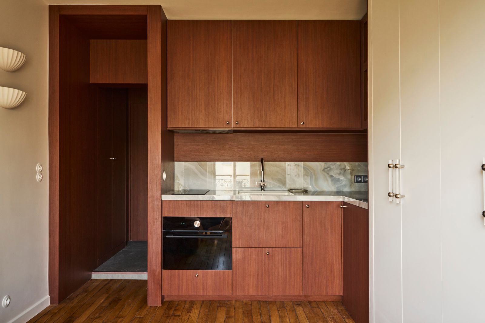 Költséghatékony mahagóni panelekkel tündököl a párizsi padlás!