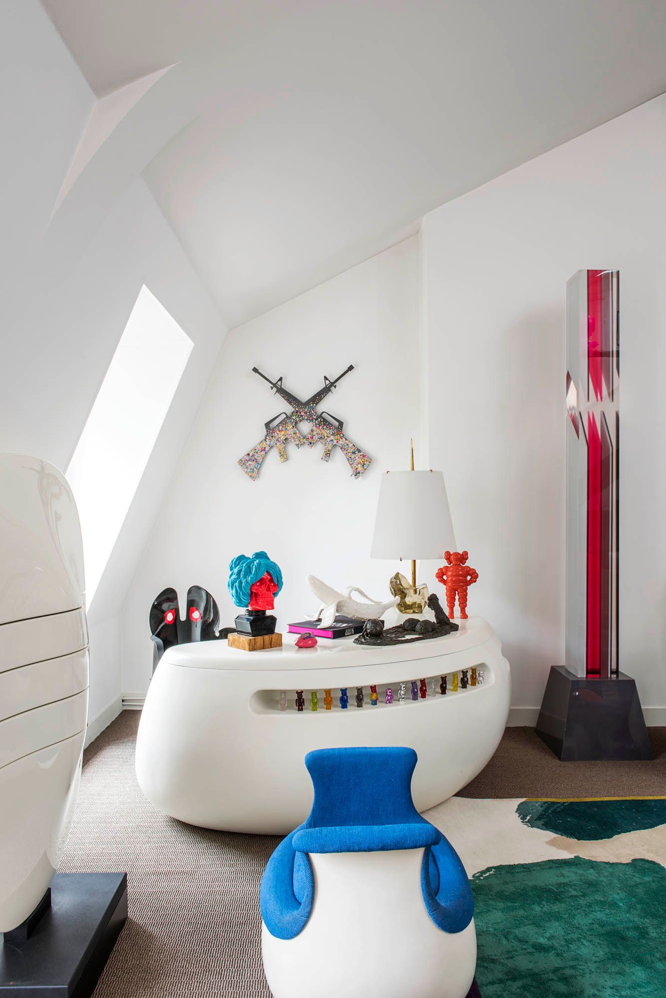 Boomerang íróasztal: 1969 óta rejti a csúnya kábeleket!