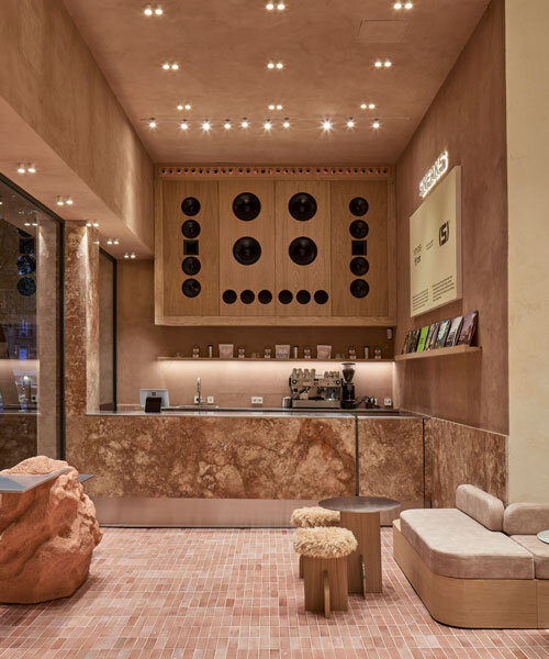 Pink márványos HOFF zászlós hajó a történelmi Madridban