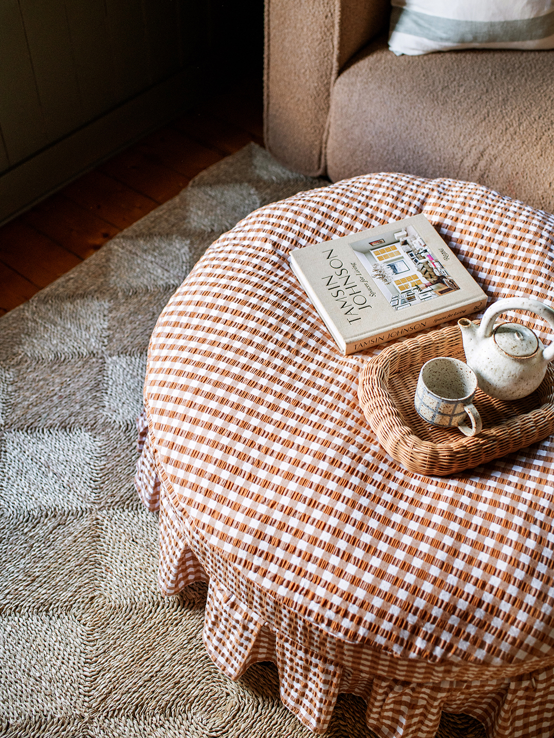 Ruffly Ottoman DIY: Elrejti a gyerekjátékokat!