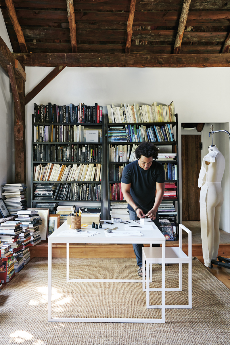 Divattervező: 19. századi tehénistálló a családi otthon!