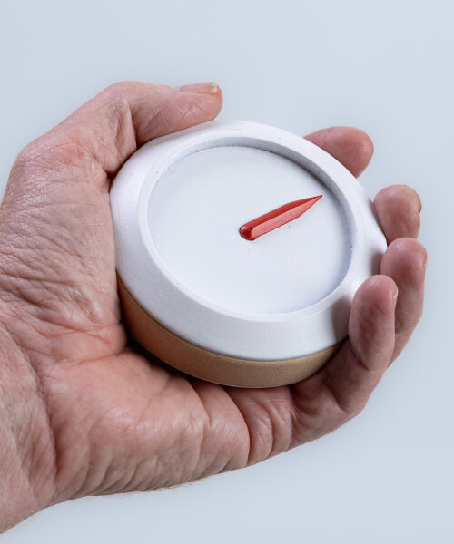 Fából készült iránytű: egy piros nyíl segít a demensnek!