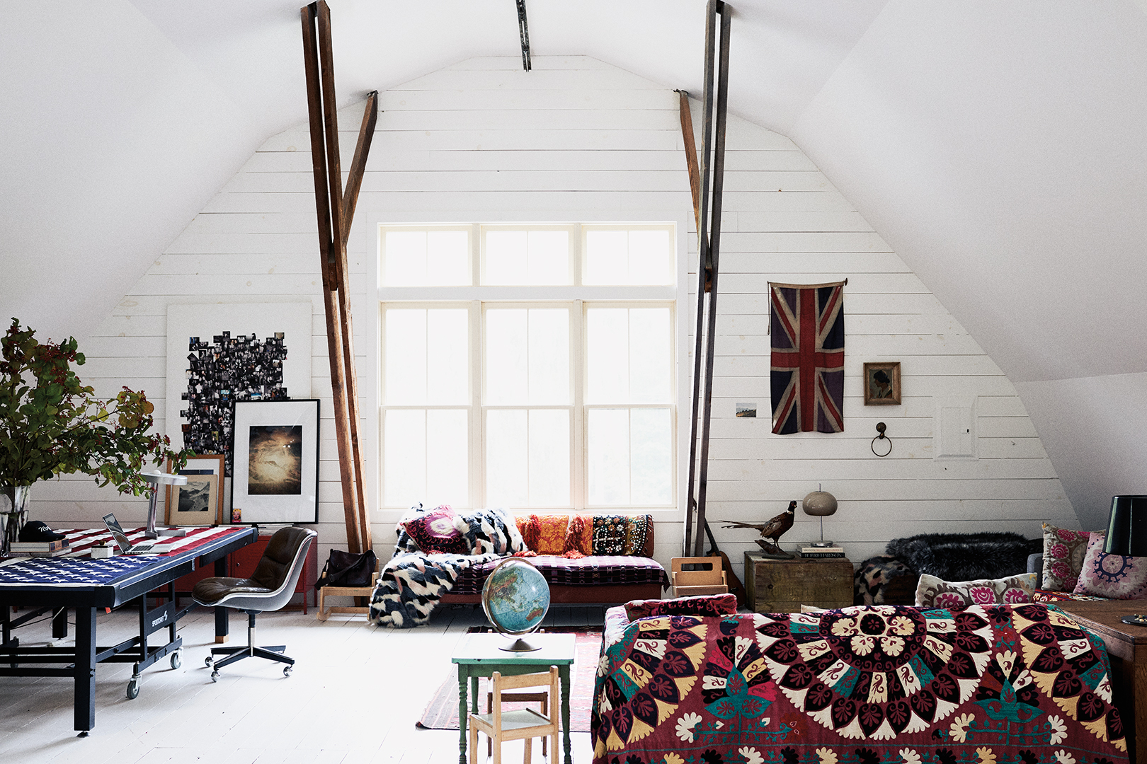 Színes anyagok borítják a divattervező farmját!