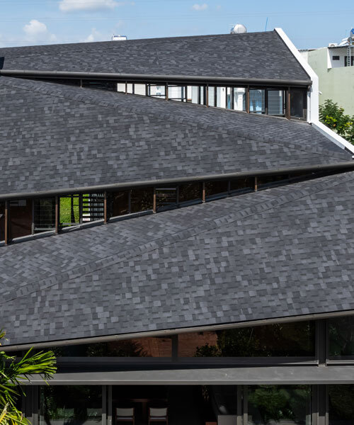 Teraszház nyílik meg átfedő, szögletes tetők alatt Vietnamban