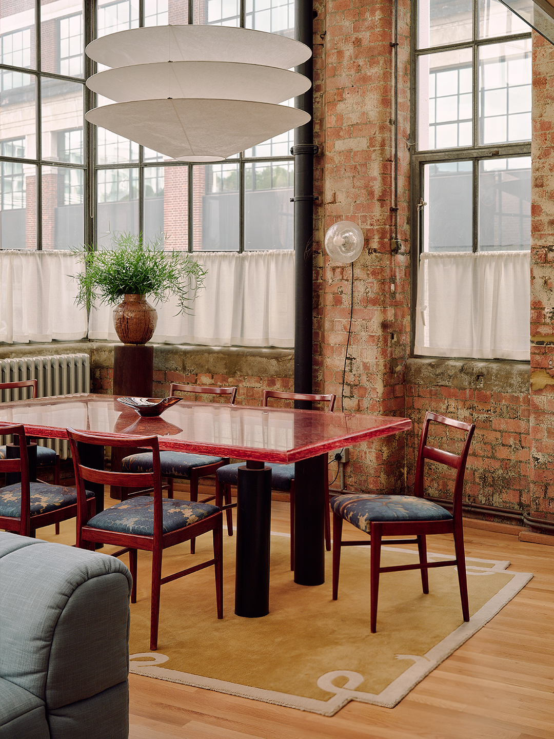 Lila festék és púderkék kanapé: ipari loft varázsa!