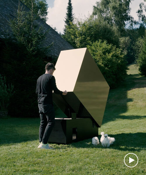 Reflektív arany homlokzatú, minimalista tyúkól hat tyúknak