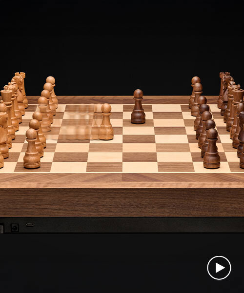 Robottáblaként készült: a világ első robot sakkasztala!