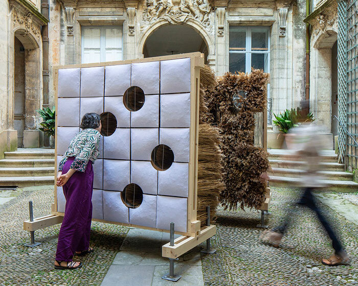 Tükröződő nádszövet falak varázslatos érzékszervi élmény Montpellierben