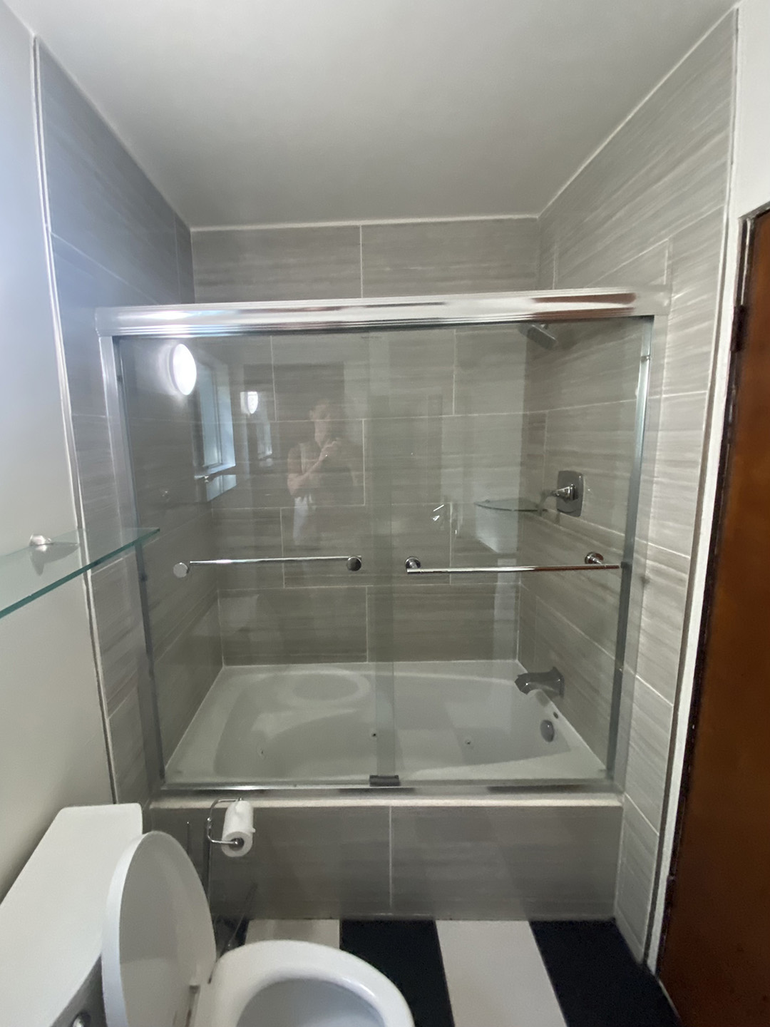 Éjjeliszekrény trükk: Fénylő átalakulás a vendégfürdőben!