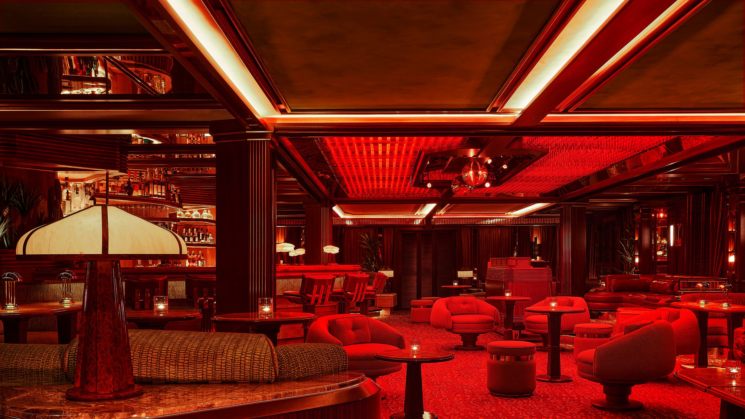 Hugo Toro titkos speakeasy-t mutat be Cannes-ban!