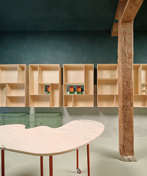 Organikus márvány asztalok és élénk színek a madridi boltban