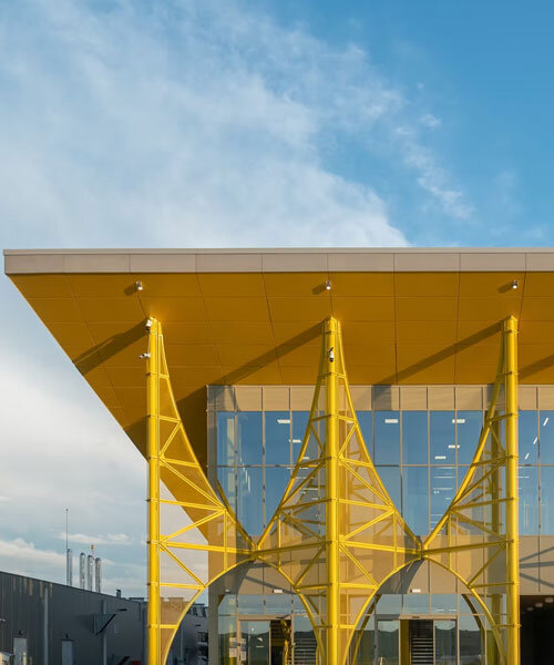 Átlátszó sárga fém ívek díszítik a román repteret!