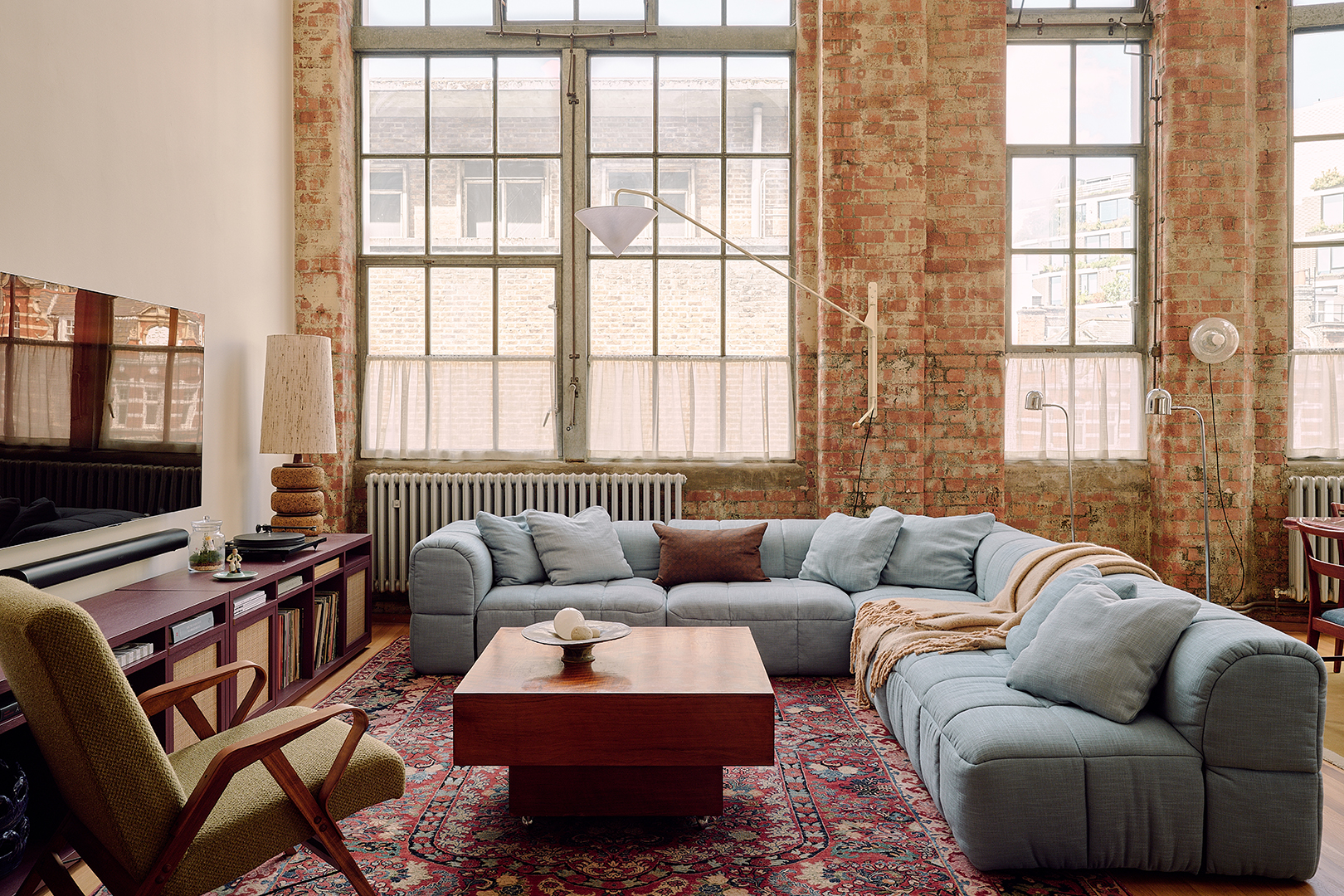 Lila festék és púderkék kanapé: ipari loft varázsa!