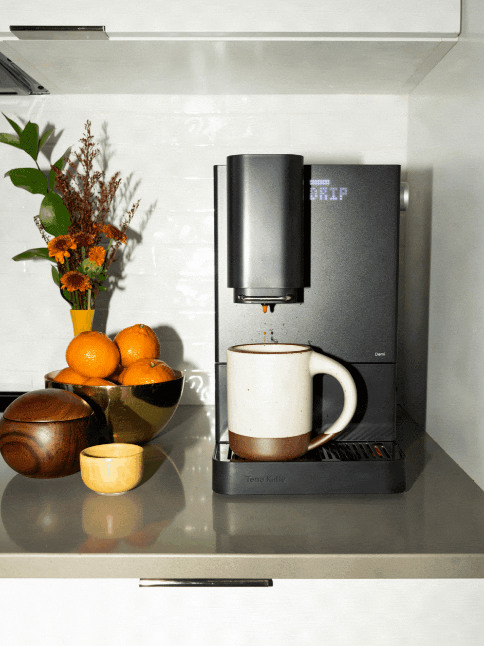 Kávéfogyasztók figyelem! Íme a helytakarékos gép!