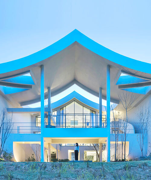 Ívelt tetők formálják az IROJE KHM fehér tóparti otthonát!