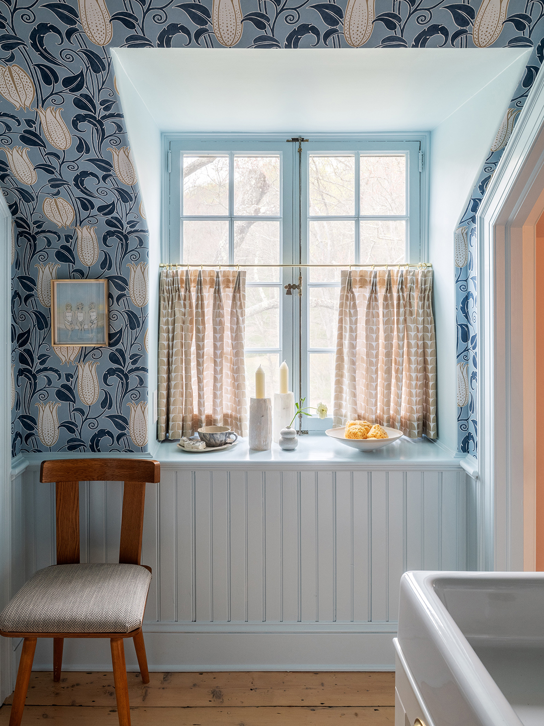 Csempék helyett: 1700-as évek fürdőszobájában tapéta!