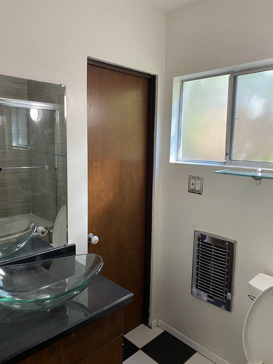 Éjjeliszekrény trükk: Fénylő átalakulás a vendégfürdőben!