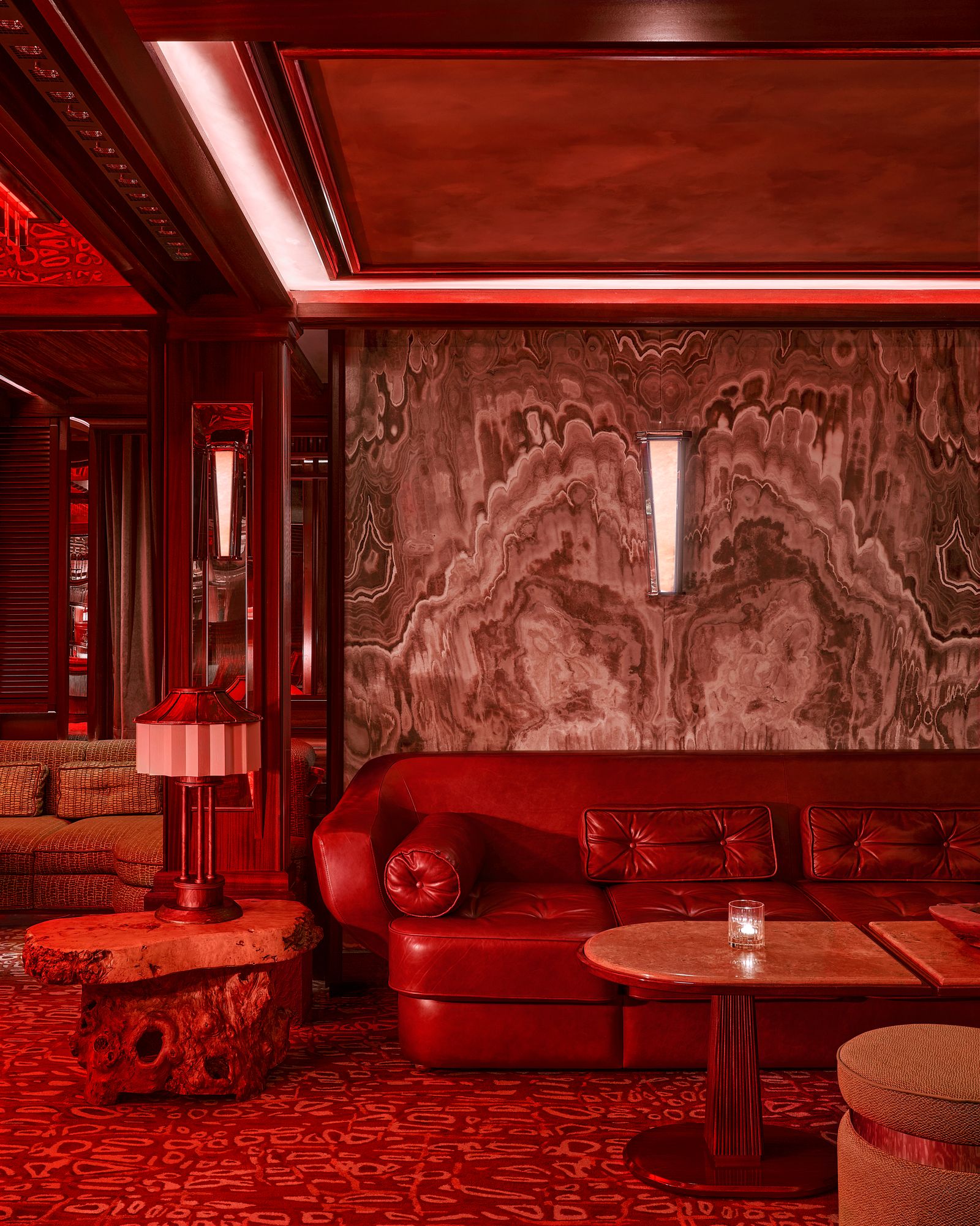 Hugo Toro titkos speakeasy-t mutat be Cannes-ban!