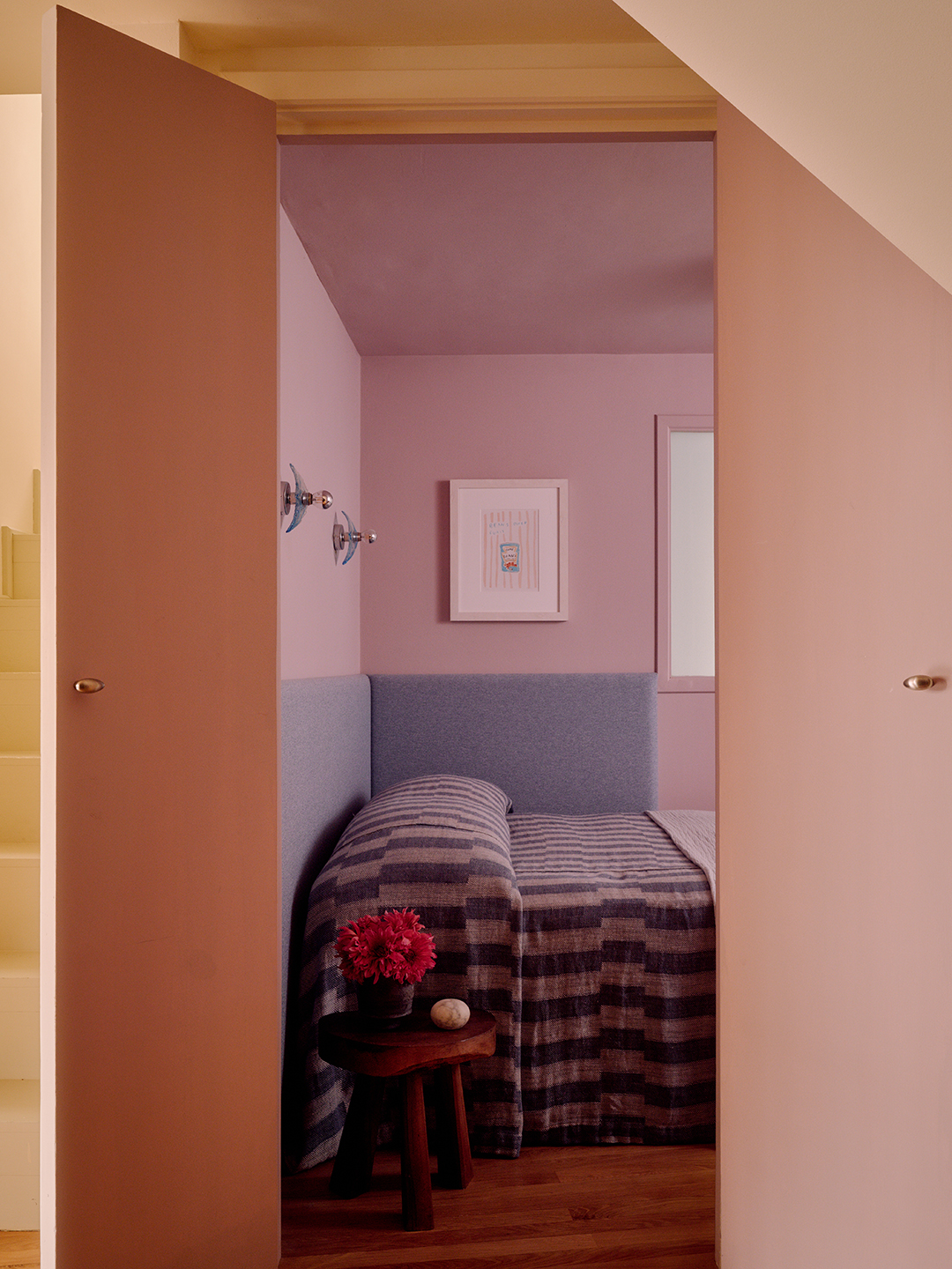 Lila festék és púderkék kanapé: ipari loft varázsa!